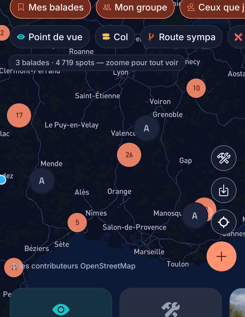 La carte de YumeRide en thème sombre : les filtres Mes balades, Mon groupe et Ceux que je suis en haut, des cols et points de vue sur la carte, et le carrousel des spots en bas