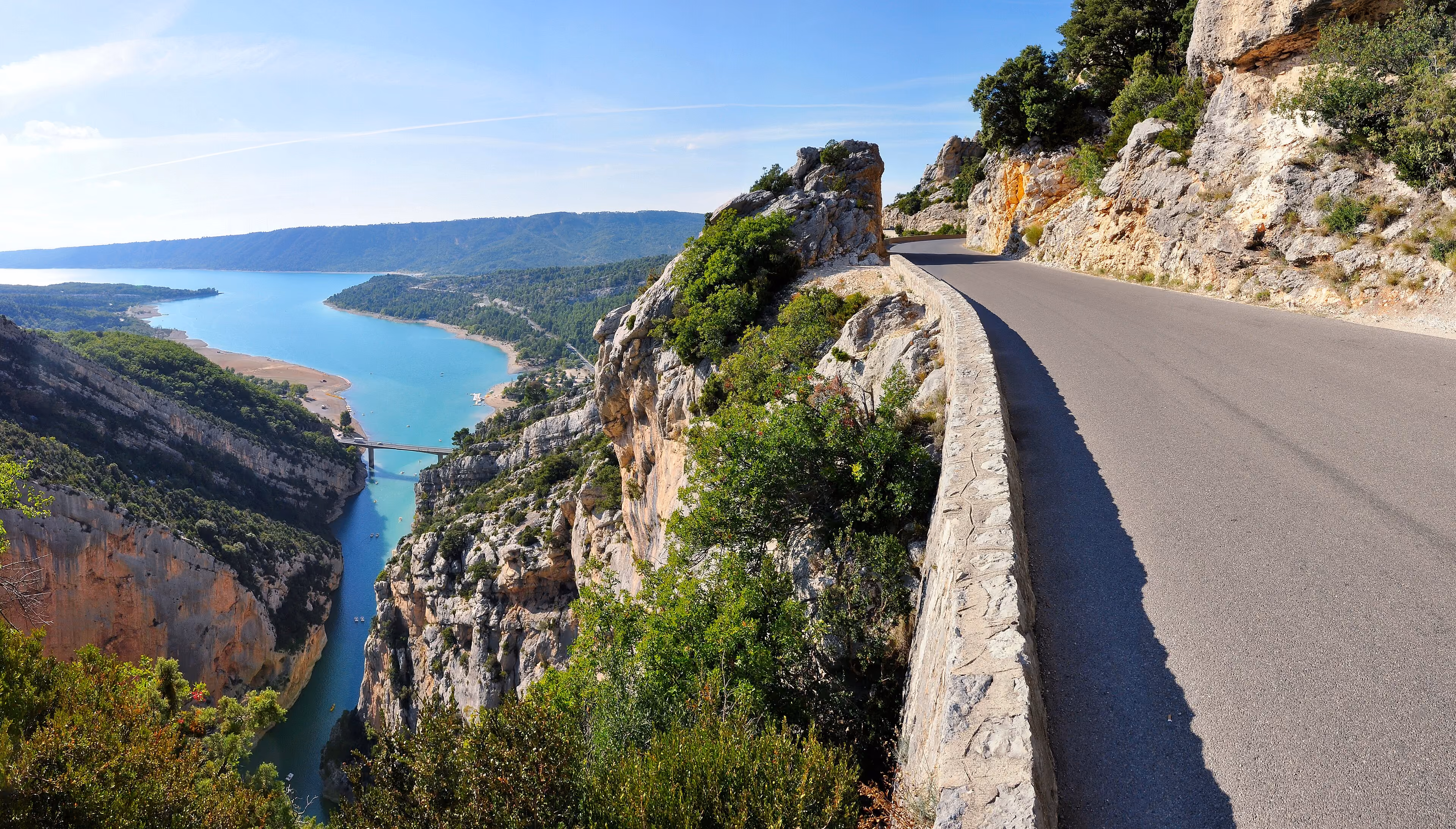 Route en corniche au-dessus des gorges du Verdon, le lac turquoise en contrebas